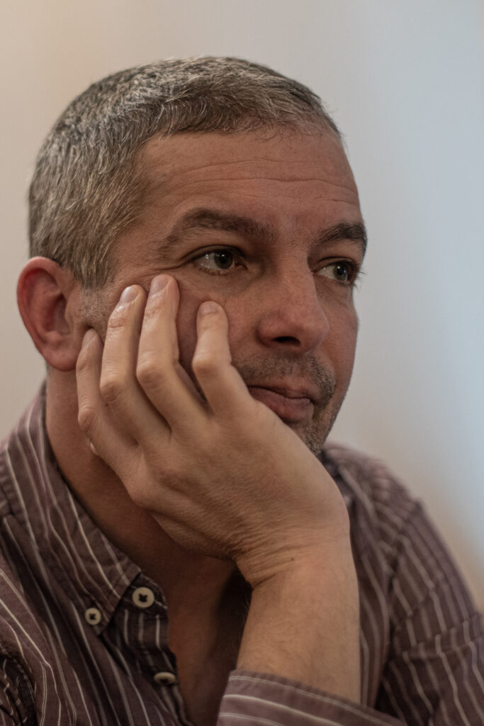 Szálinger Balázs: „… a padon középen az a korlát, az tényleg embertelen”